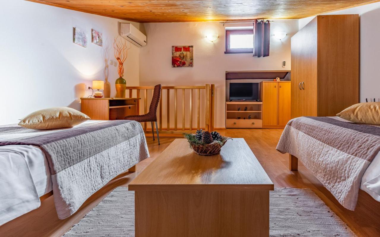 Sweet House With Free Parking Villa Pula Exterior photo